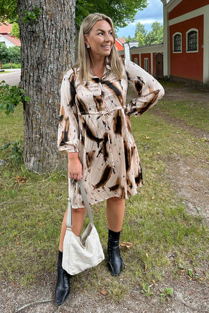 I SAY Bitten New Dress Dresses M11 Camel Drawing