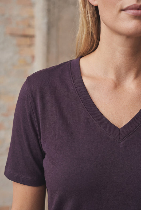 I SAY Nugga Basic V-Neck T-Shirt Basics 419 Aubergine