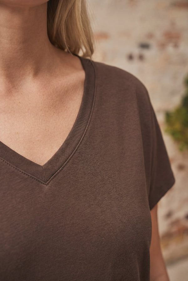 I SAY Nugga V-Neck T-Shirt Basics 356 Dark brown